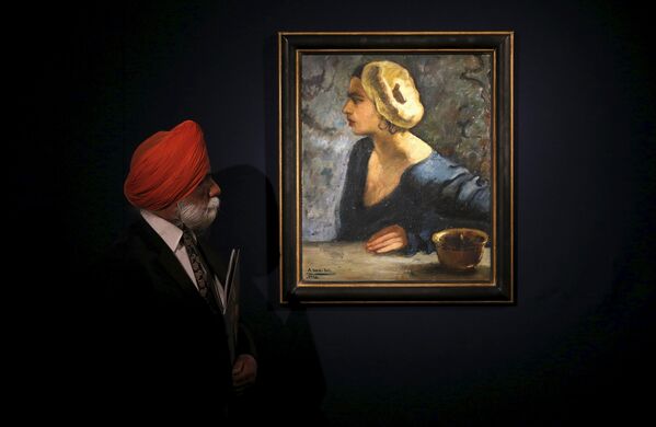 Посетитель аукционного дома Christie в Лондоне возле работы индийской художницы Амариты Шер-Гил - Sputnik Беларусь