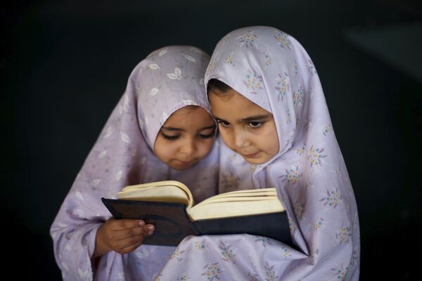 Палестинские девочки читают Коран - Sputnik Беларусь