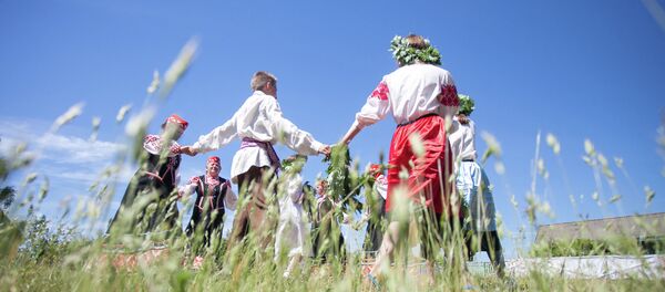 Беларусы ў народных строях Беларусы ў народных строях - Sputnik Беларусь