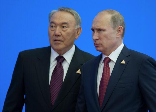 резидент России Владимир Путин (справа) и президент Казахстана Нурсултан Назарбаев - Sputnik Беларусь