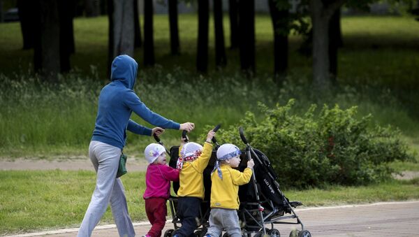 Минчанка и ее дети-тройняшки в парке Победы в Минске - Sputnik Беларусь
