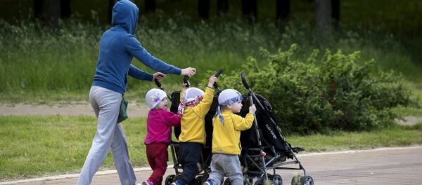 Мама с детьми в парке. Архивное фото - Sputnik Беларусь