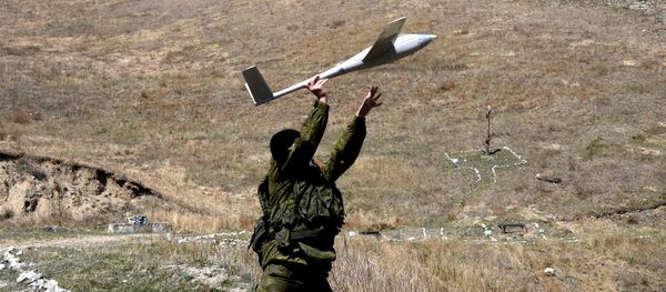 Военнослужащий запускает в полет беспилотник, архивное фото Военнослужащий запускает в полет беспилотник, архивное фото - Sputnik Беларусь