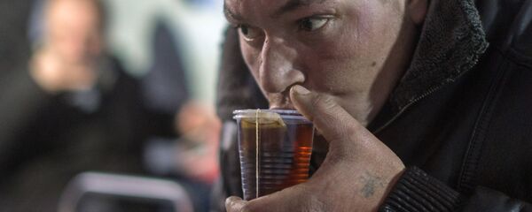 Мужчина пьет чай - Sputnik Беларусь