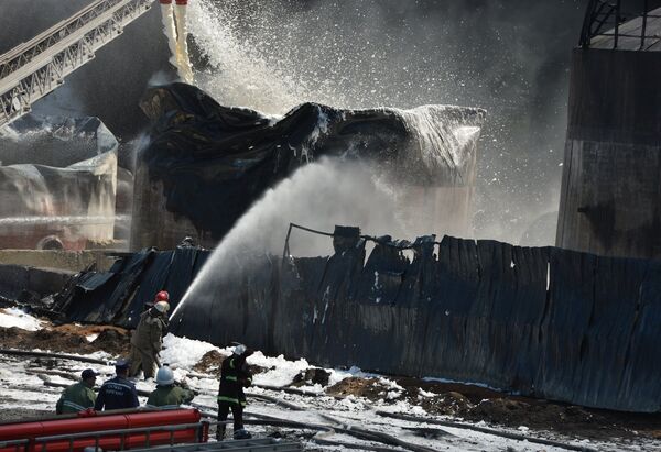 Сотрудники МЧС Украины тушат пожар на территории нефтебазы БРСМ-нефть в Киевской области - Sputnik Беларусь