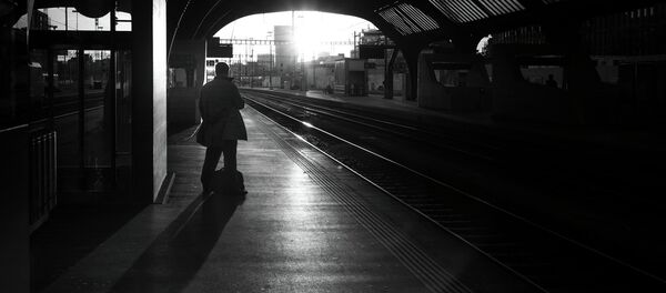 Мужчина на вокзале - Sputnik Беларусь