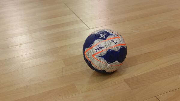 Гандбольный мяч на площадке  - Sputnik Беларусь