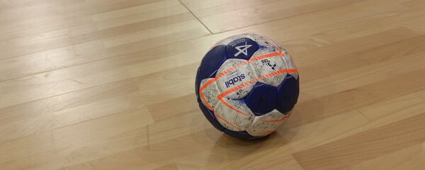 Гандбольный мяч на площадке  - Sputnik Беларусь