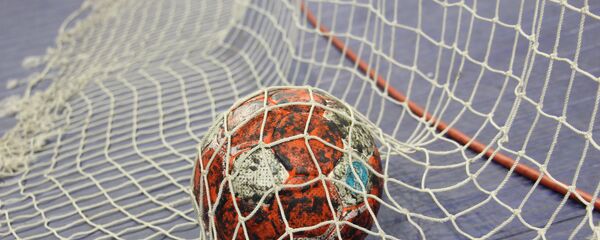 Гандбольный мяч в воротах Гандбольный мяч в воротах - Sputnik Беларусь