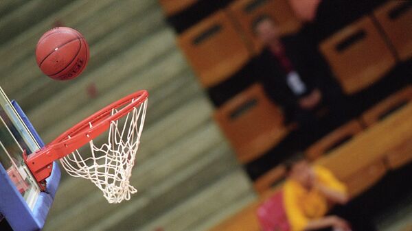 Баскетбольный мяч залетает в корзину, архивное фото - Sputnik Беларусь