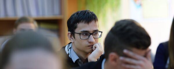 Ученики ожидают начала экзамена Ученики ожидают начала экзамена - Sputnik Беларусь