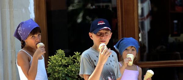 Дети едят мороженое Дети едят мороженое - Sputnik Беларусь