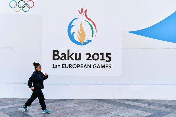 Женщина на фоне баннера первых Европейских игр в Баку - Sputnik Беларусь