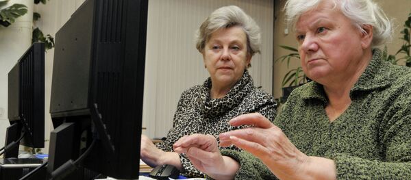 Женщина работает за компьютером - Sputnik Беларусь