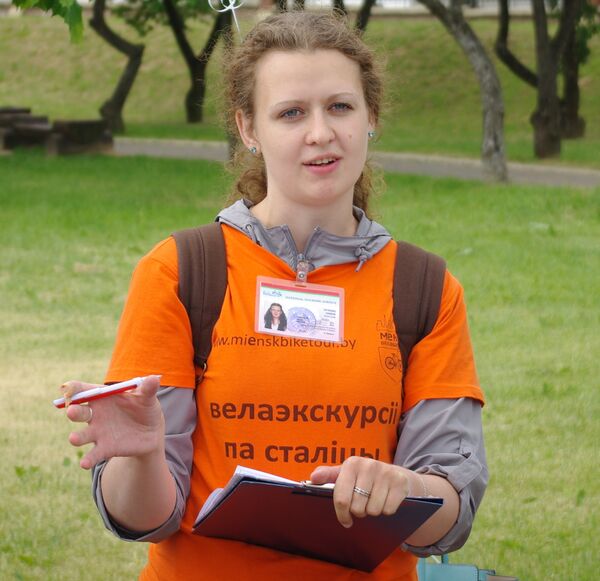 Экскурсовод Татьяна объясняет правила велопрогулки - Sputnik Беларусь
