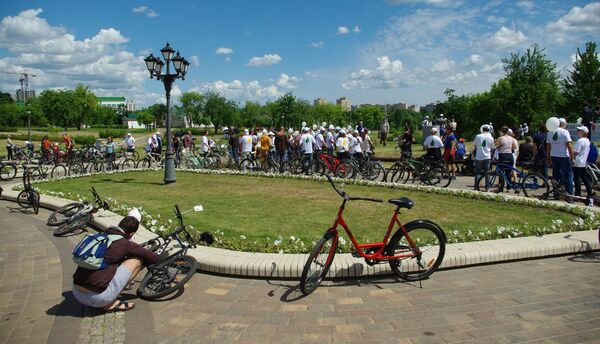 Участники велопробега собираются возле центральной площади парка - Sputnik Беларусь