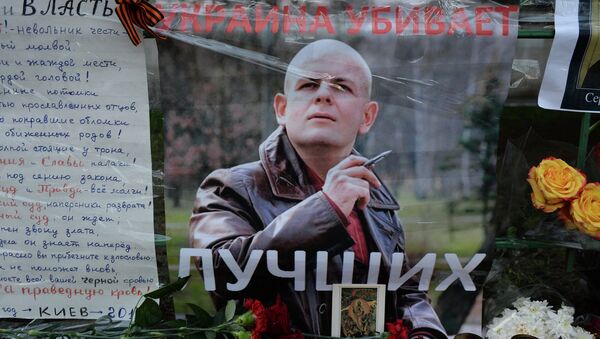 Цветы и свечи у посольства Украины в Москве в память об убитом в Киеве журналисте О.Бузине. - Sputnik Беларусь