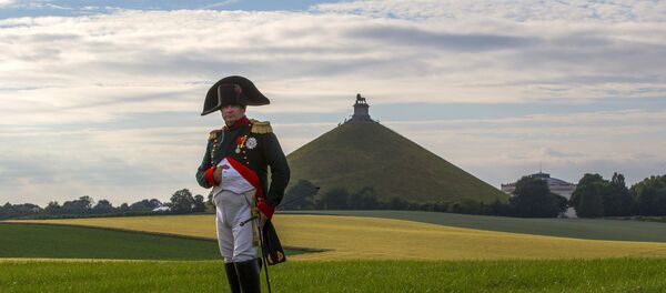 Француз Фрэнк Самсон в образе Наполеона стоит перед Курганом Льва в Ватерлоо - Sputnik Беларусь