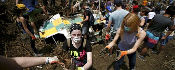 Добровольцы на ликвидации последствий наводнения в Тбилиси Добровольцы на ликвидации последствий наводнения в Тбилиси - Sputnik Беларусь