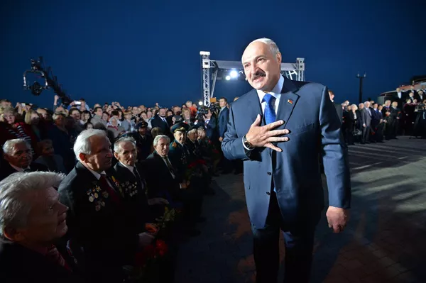 Александр Лукашенко и ветераны - Sputnik Беларусь
