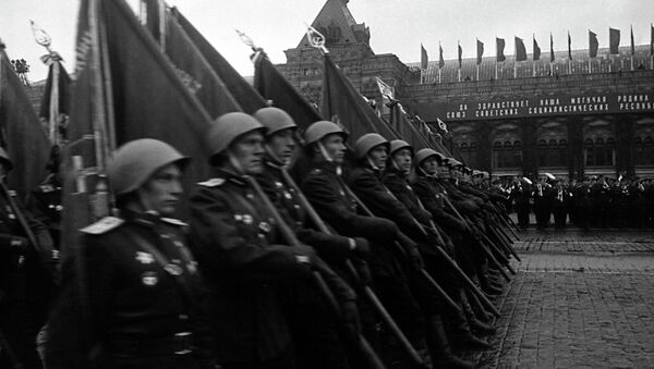 Знаменосцы полка одного из фронтов на Параде Победы на Красной площади 24 июня 1945 года - Sputnik Беларусь