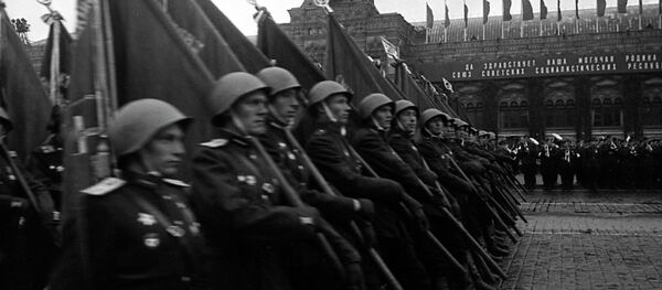 Знаменосцы полка одного из фронтов на Параде Победы на Красной площади 24 июня 1945 года - Sputnik Беларусь