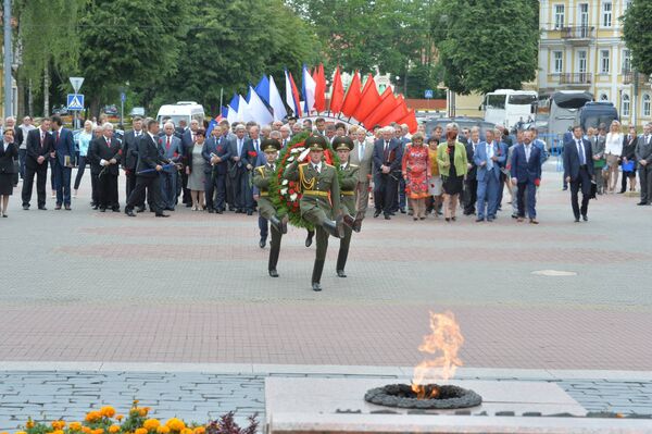 Парламентарии Беларуси и России возложили венки и цветы к памятнику воинам и партизанам в Гродно - Sputnik Беларусь