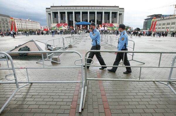 Сотрудники милиции и ограждения на Октябрьской площади, архивное фото - Sputnik Беларусь