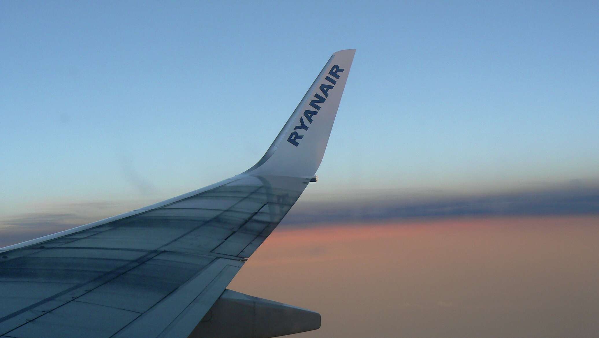 Рейс 300. Самолет крыло Ryanair фото.