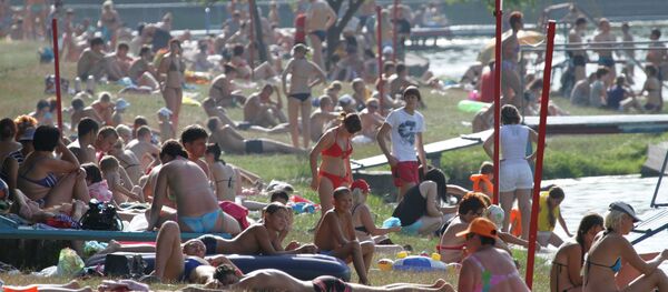 Отдых горожан на озере - Sputnik Беларусь