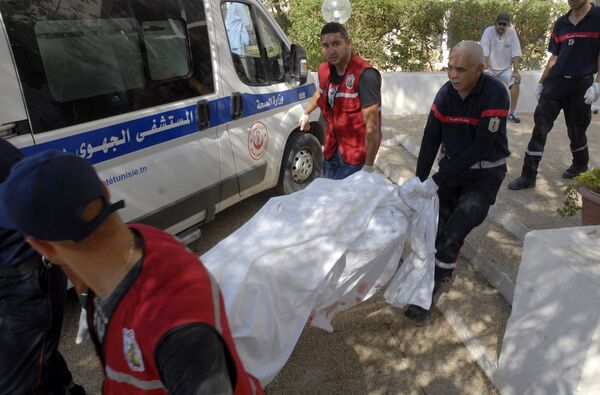 Медики увозят тела погибших на пляже в Тунисе - Sputnik Беларусь