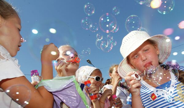 Дети выдувают мыльные пузыри - Sputnik Беларусь