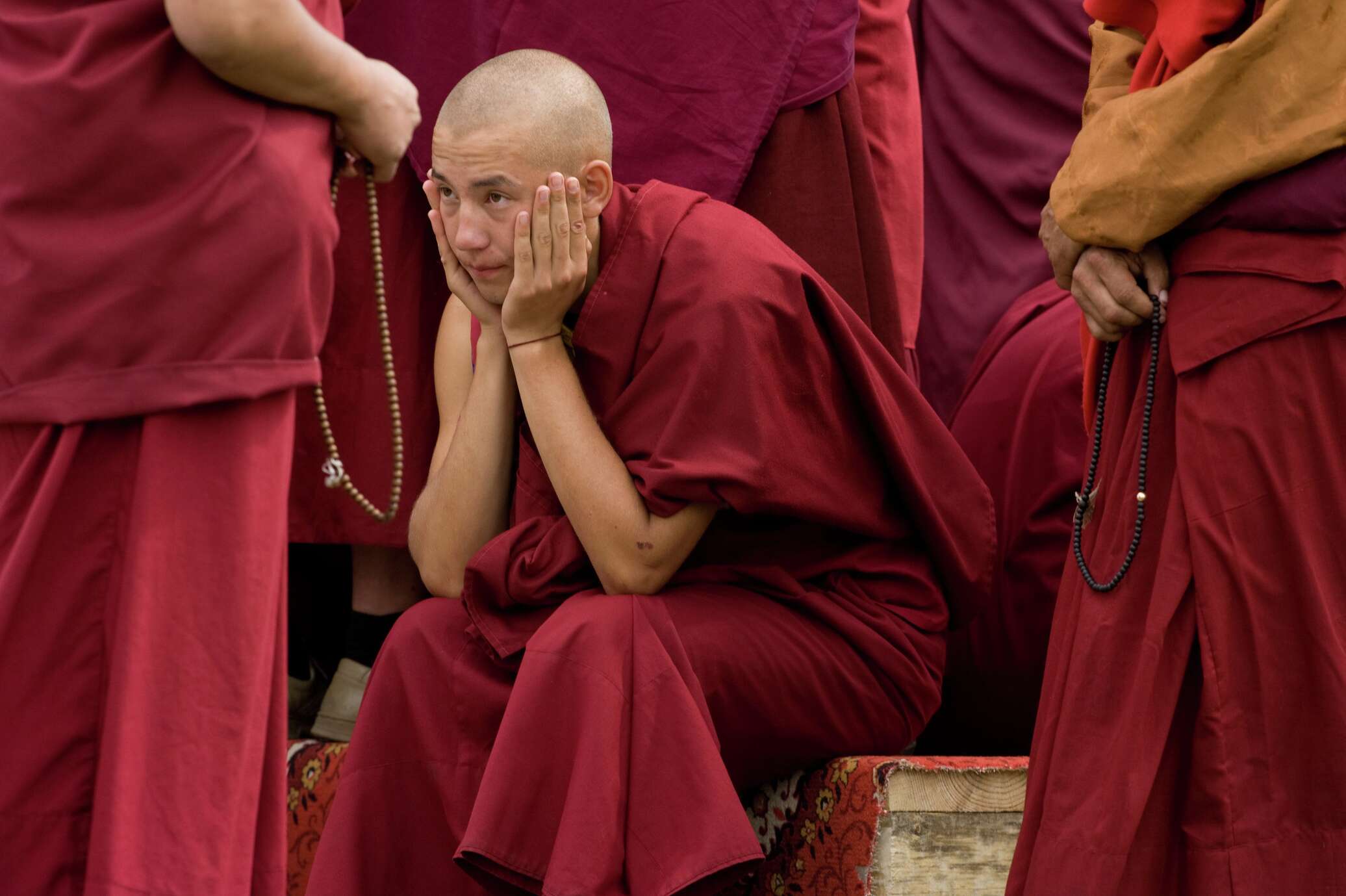 Буддисты это кто. Буддистский монах Тибет. Монахи Махаяны. Буддизм монахи. Одежда буддийского монаха.