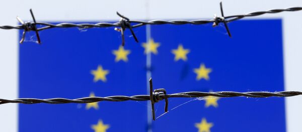 Флаг Евросоюза за колючей проволокой - Sputnik Беларусь