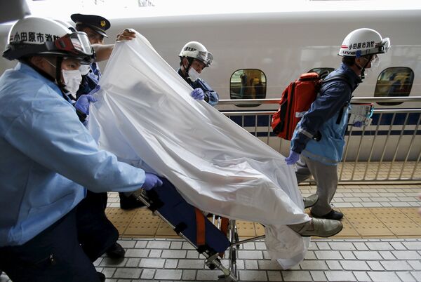 Пострадавший в результате пожара в скоростном поезде в Японии на носилках скорой помощи  - Sputnik Беларусь