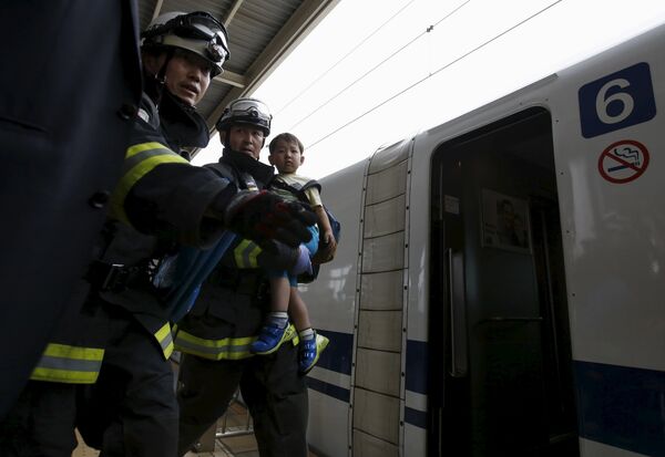 Всего в поезде находилось около тысячи человек, всех их удалось быстро эвакуировать  - Sputnik Беларусь