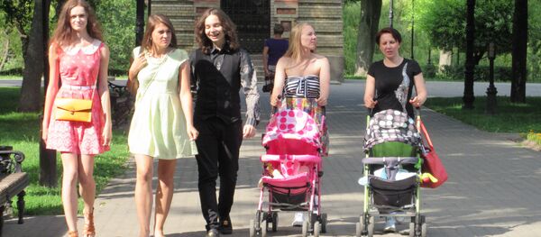 Молодые мамы в гомельском парке - Sputnik Беларусь