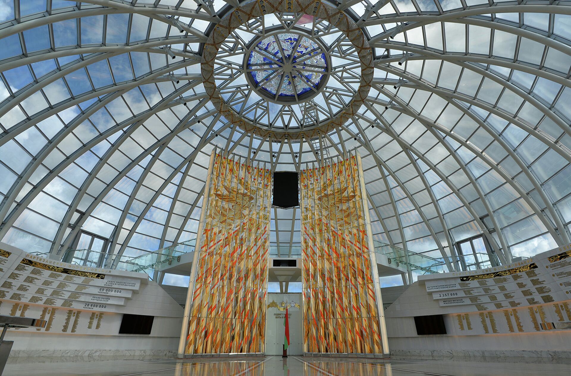 В зале победы золотыми буквами вписаны названия частей и соединений, участвовавших в освобождении Беларуси. - Sputnik Беларусь, 1920, 19.08.2025