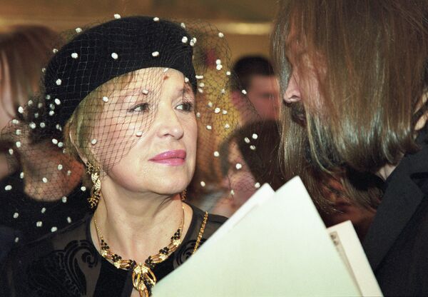 Клара Лучко и Никас Сафронов на вручении Ники за 1999 год - Sputnik Беларусь