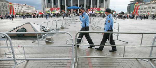 Супрацоўнікі міліцыі і агароджы на Кастрычніцкай плошчы, архіўнае фота - Sputnik Беларусь