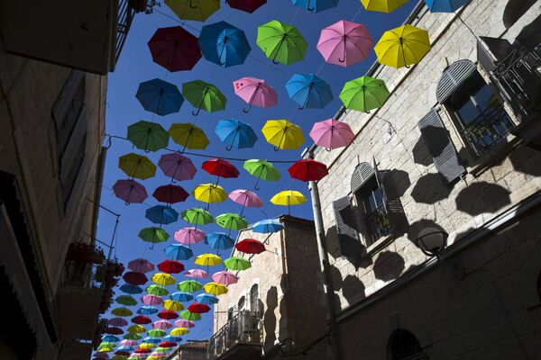 Красочные зонтики украсили пешеходную аллею в центре Иерусалима - Sputnik Беларусь