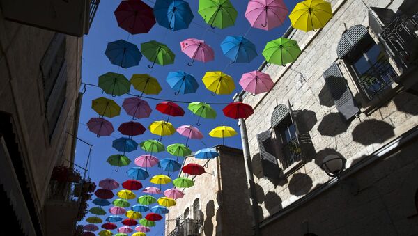 Красочные зонтики украсили пешеходную аллею в центре Иерусалима - Sputnik Беларусь
