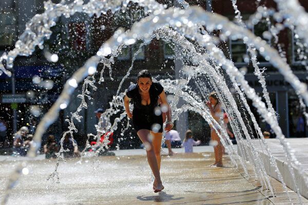 Девушка охлаждается в фонтане в Ноттингеме - Sputnik Беларусь