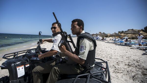 Полицейские Туниса патрулируют пляж - Sputnik Беларусь