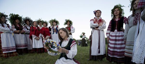 Дзяўчаты плятуць купальскія вянкі - Sputnik Беларусь