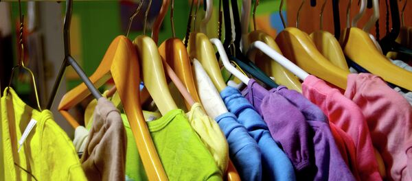 Одежда на вешалках - Sputnik Беларусь