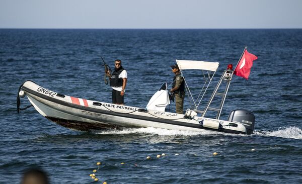 Служащие национальной гвардии патрулируют прибрежную зону в Тунисе - Sputnik Беларусь