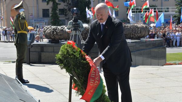 Александр Лукашенко возлагает венок на площади Победы в Минске - Sputnik Беларусь
