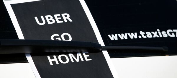 Листок бумаги с надписью Uber, убирайся домой - Sputnik Беларусь