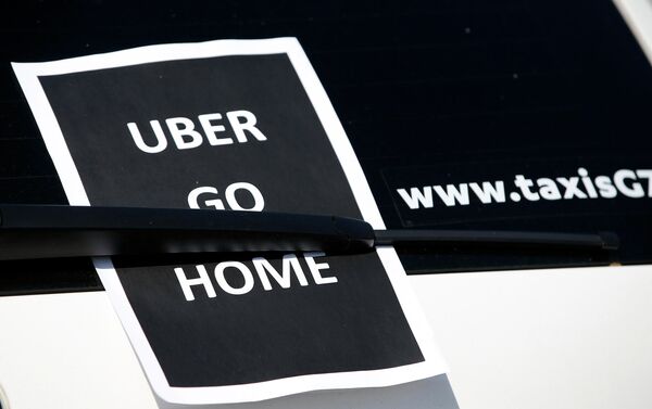 Листок бумаги с надписью Uber, убирайся домой - Sputnik Беларусь